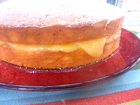 Greek yoghurt cake with lemon curd