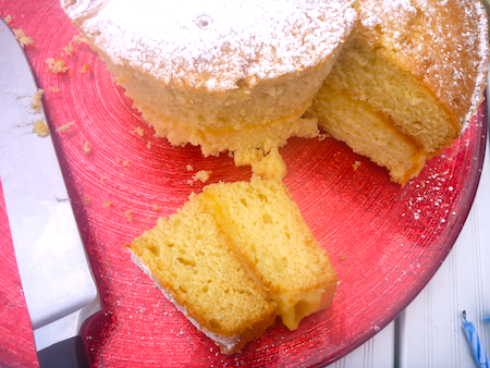 Greek yoghurt cake with lemon curd