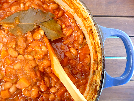 Vegetarian Boston baked beans in pot